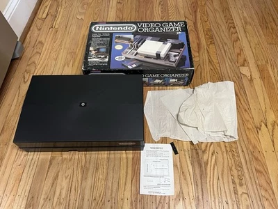 De Colección Nintendo NES Videojuegos Organizador Almacenamiento Pantalla Dynasound Caja Completa Nuevo Foto 1 de 4