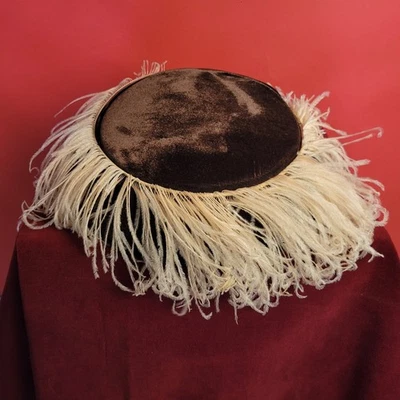 1940-е Коричневая Бархатная Шляпа Скиммер с Кремовым Страусиным Пером Драма Мечта Королевы - Изображение 1 из 4