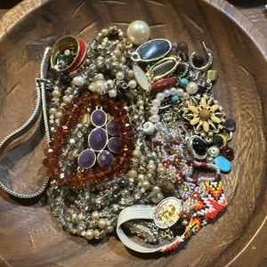 Tarro de masón de joyas rotas, cuentas, restos diversos para artesanía reutilización lote 4 - Imagen 1 de 4