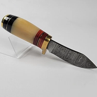 大马士革钢固定刀片刀 3 英寸黄铜护罩堆叠手柄皮革护套 — 第 1/4 张图片