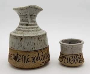 VINTAGE STEINZEUG KUNSTKERAMIK WASSERKRUG UND EINE TASSE SPIRITUELLE BOTSCHAFT - Bild 1 von 15
