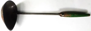 Cucharón ovalado vintage de metal largo de 12-1/2" con mango verde puntiagudo con caño para verter - Imagen 1 de 6