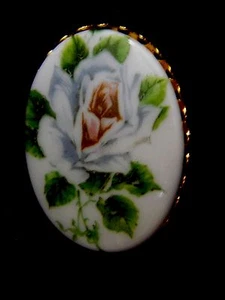Cabochon white flower BROOCH/PIN vintage - Picture 1 of 6
