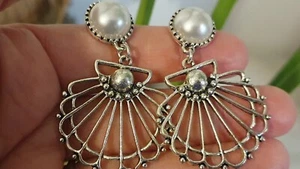 pendientes plateados con perla conchas coquilles boucles lovely earrings - Imagen 1 de 2