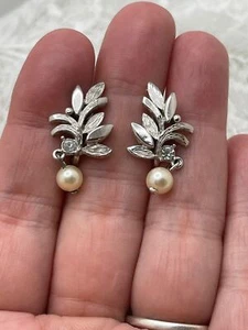 Avon Vintage Silver Tone Leaf Faux Pearl Dangle Clip-On Earrings - Picture 1 of 7