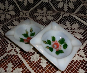 2 Vintage Aschenbecher aus weißem Glas in quadratischer Form mit handbemalter Rose in der Mitte - Bild 1 von 4