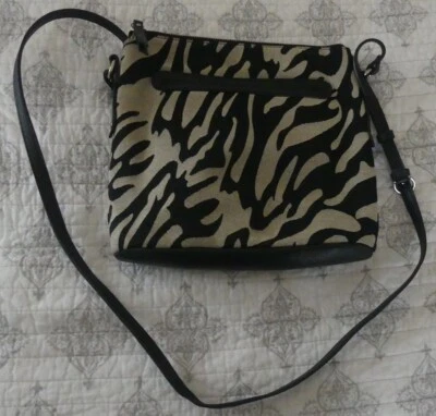 Cartera con estampado de cebra Dana Buchman 11" de ancho x 10" de alto. Con billetera a juego Foto 1 de 4