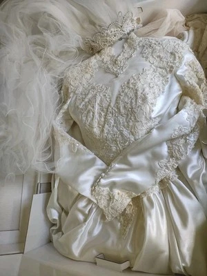 Vintage High Neck Sz 8 Wedding Dress Long Sleeve Train Lace Pearl Ivory MoriLee  - Image 1 of 4