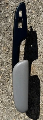 04-10 Toyota Sienna OEM Puerta Lateral Pasajero Borde Negro Gris Apoyabrazos Compartimento Foto 1 de 3