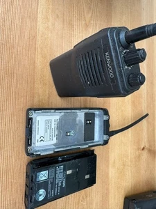 2X Kenwood TK-3101 UHF FM TRANSCEIVERS walkie talkies - Afbeelding 1 van 4