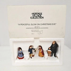 DEPT 56 Heritage Village Figuren "A Peaceful Glow On Christmas Eve" Preist Set - Bild 1 von 6