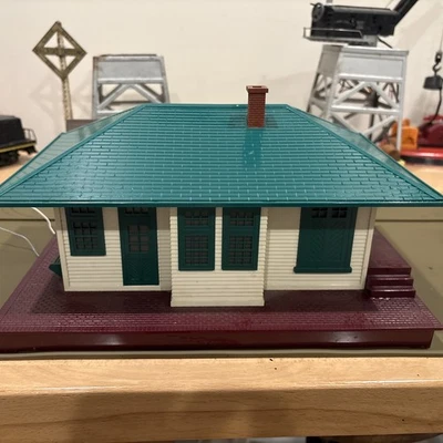 Lionel 132 Illuminated Station Postwar O Gauge - Image 1 of 4