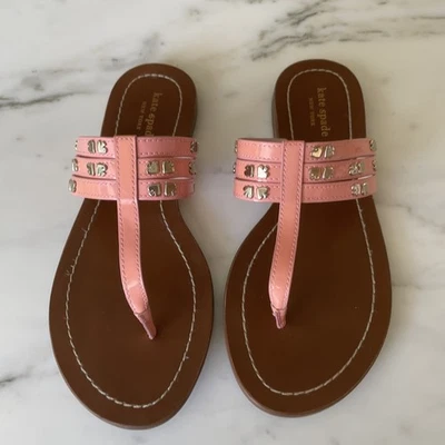 Sandalias de Tanga Kate Spade New York Carol Rosa Charol Logo Tachonadas Talla 7  Foto 1 de 4