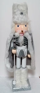 Nussknacker Weihnachtsschmuck 15 cm silber und weiß Umhang Stab Holz - Bild 1 von 5