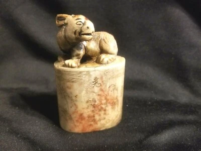 1800-е СТАРЫЙ КИТАЙСКИЙ ФИГУРНЫЙ РЕЗНОЙ КРОЛИК ИЗ МЫЛЬНОГО КАМНЯ с ЛЕГЕНДОЙ СТИХОТВОРЕНИЯ ЗЕЛЕНАЯ РЕКА - Изображение 1 из 4