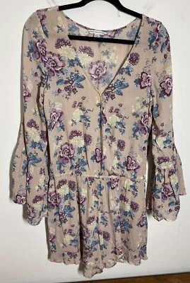 Mameluco floral American Eagle talla mediana rosa púrpura cuello en V volantes bolsillos Foto 1 de 4