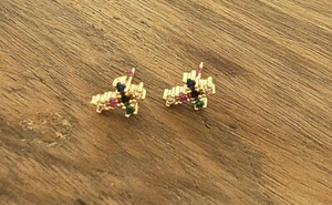 NEU OHRRINGE NIEDLICH KREUZ STIL EXKLUSIV MODE ANTIALLERGISCH HELLROSE Farbe - Bild 1 von 2