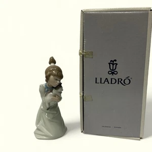 Lladró 5712 verschlafenes Kätzchen Figur Mädchen hält Katze Rentner Porzellan mit Box - Bild 1 von 12