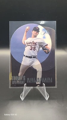 1995 Flair Mike Mussina Foco de hoy Troquelado Inserto #8 Orioles Foto 1 de 2