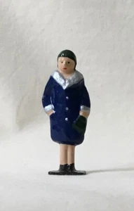 Passeggero donna in cappotto invernale blu, figura treno 50mm, riproduzione minikin - Foto 1 di 3