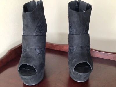 Nuevo sin caja Zapato Escena Loretha Mujer Talla 9.5 Zapato Negro Gamuza Gladiador Tacón de Cuña Foto 1 de 4