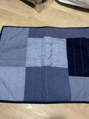 NUEVO SIN ETIQUETAS Pottery Barn Kids Denim Patchwork Almohada Acolchada Falsa ESTÁNDAR Talla Azul Foto 1 de 4