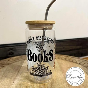 Taza Libbey Easy Distract By Books, vaso de lata de cerveza #Booktok Library, 16 oz - Imagen 1 de 7