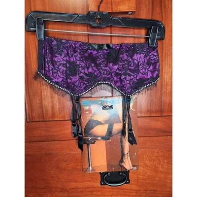 Nuevo con etiquetas Frederick's of Hollywood liguero púrpura y negro y medias de encaje Foto 1 de 4