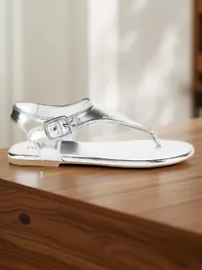 Calvin Klein Moraca Metallic Damen-Riemensandalen offene Zehenpartie silberfarben Größe 9M neu mit Etikett - Bild 1 von 2