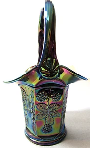 Cesta púrpura de vidrio iridizado de carnaval Fenton con mariposas y bayas negras - Imagen 1 de 7