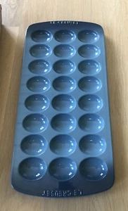 Bandeja de huevos Le Creuset Deviled 24 ranuras gres azul marino verde azulado NUEVO - Imagen 1 de 6