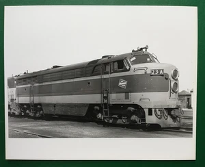 Foto en blanco y negro de Milwaukee Road, Fairbank Morse CFA-16-4, Bensenville IL 8x10 - Imagen 1 de 3
