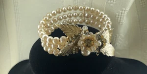 Pulsera de perlas vintage de tres hilos con estrás cierre magnético hoja de oro - Imagen 1 de 7