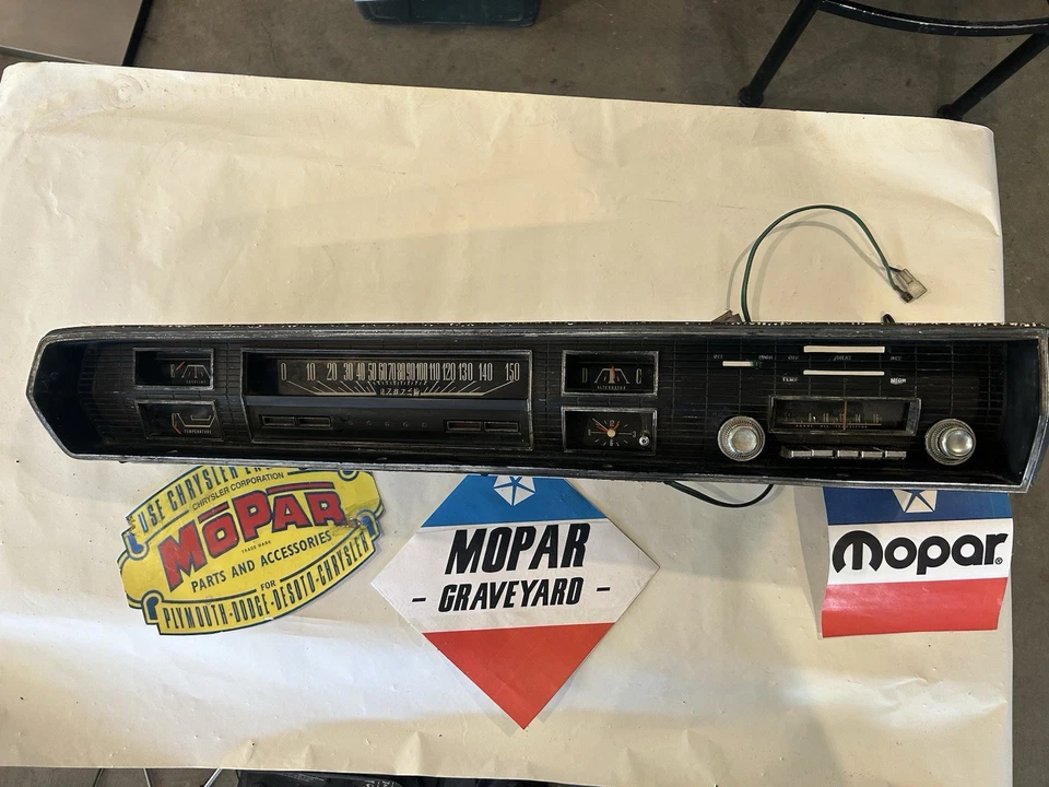 Dodge Coronet R/T 1967 150 MPH cuadro de instrumentos indicadores reloj y radio mopar Foto 1 de 4