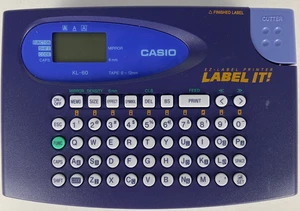 Casio KL-60 Label It! Stampante EZ-Label con cartuccia a nastro macchina installata FUNZIONA - Foto 1 di 3