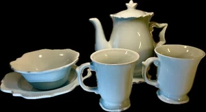 Nicole Miller Home Blau Perlen 5-teiliges Set Teekanne 2 Tassen Schüssel Teller Neu - Bild 1 von 9