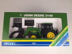 Ertl John Deere 3140 Traktor mit Lader 1/32 - 3 Zubehörteile - Neu - Bild 1 von 5