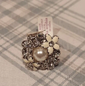 Anillo Lia Sophia "Catch The Bouquet" NUEVO Perla Imitada, Flores, Tono Plata Talla 11 - Imagen 1 de 3