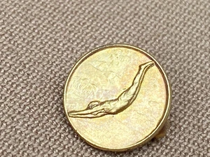 Bonito prendedor de solapa pequeño de 1/2" vintage de traje de baño Jantzen tono dorado para natación buceo niña - Imagen 1 de 6