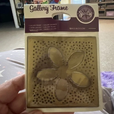 Nuevo marco de galería Scentsy flor de latón Foto 1 de 3