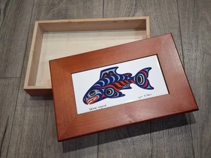 Joe Wilson Northwest Native Artist "Salmon Legend" Fischfliese Holz Aufbewahrungsbox - Bild 1 von 16