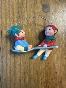 Hallmark Andenken Weihnachtsschmuck, "Löffelreiter", zwei Elfen spielen, 1990 - Bild 1 von 6