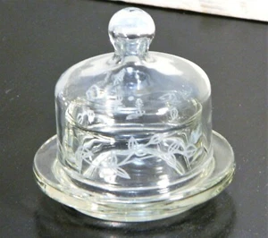 Plato de mantequilla con cúpula de vidrio grabado transparente Cloche - Imagen 1 de 5