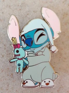 Prendedor de fantasía - Disney Stitch en pijama y zapatillas de pato sosteniendo Scrump LE100 - Imagen 1 de 2