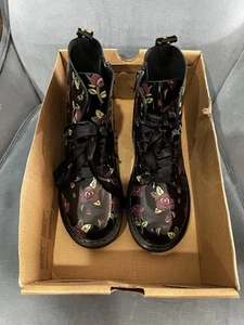 Dr Martens 1460 Pascal Combat Boot Decayed Rose Lack Lamper Größe 7 L / 6 M NEU - Bild 1 von 14