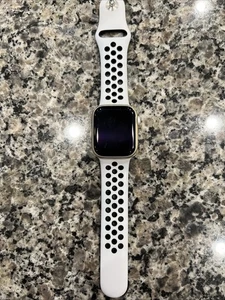 Apple Watch Series 7 41mm Aluminum Case with Sport Band - Photo 1 sur 4
