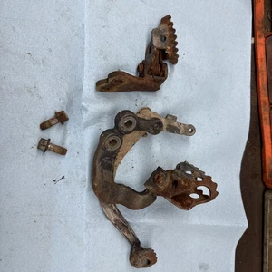 Yamaha TT600 TT 1986 600 pies, clavijas y pedal de freno - Imagen 1 de 3