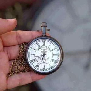 Antike Victoria London 1876 Taschenuhr mit schwarzem Gehäuse & Kette Geschenk für alle - Bild 1 von 2