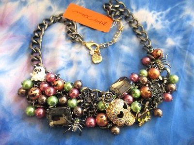 COLLAR BETSEY JOHNSON CALAVERA GATO FANTASMA TELA DE ARAÑA PERLAS HALLOWEEN NUEVO CON ETIQUETAS Foto 1 de 4