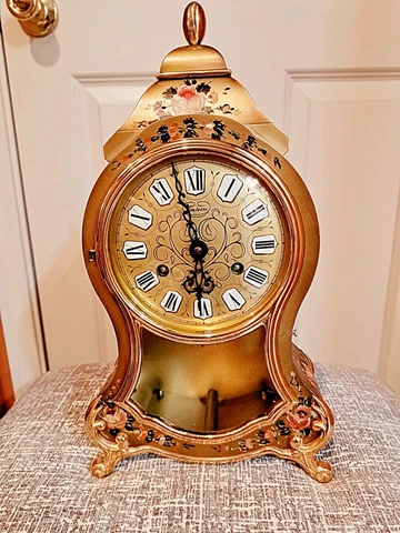 Comtesse Mantle Clock. Works fine it needs a proper pend, and lower glass Cover